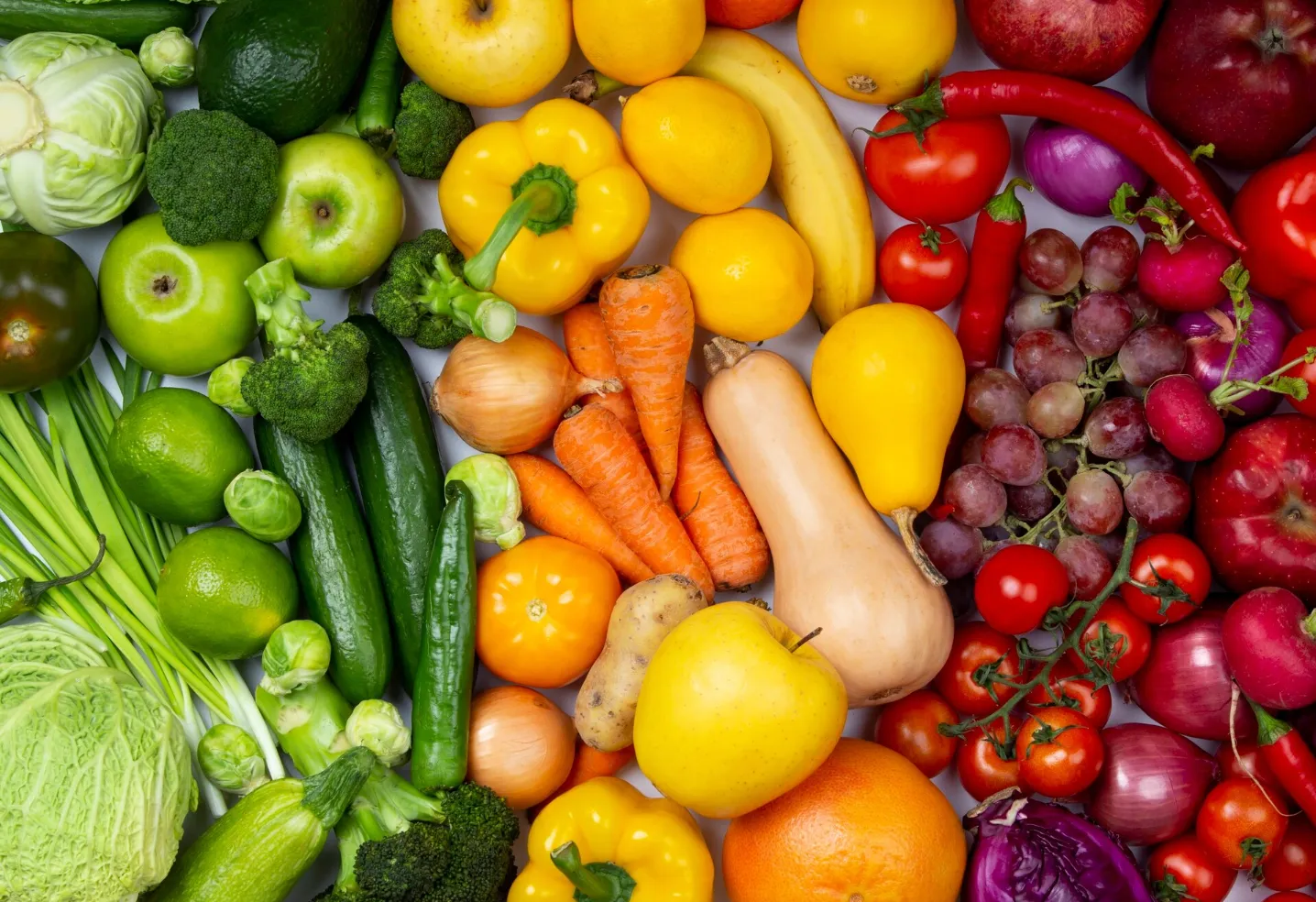 Жёлтые – для кожи, зелёные – от токсинов: Нутрициолог разобрала пользу овощей и фруктов по цветам радуги