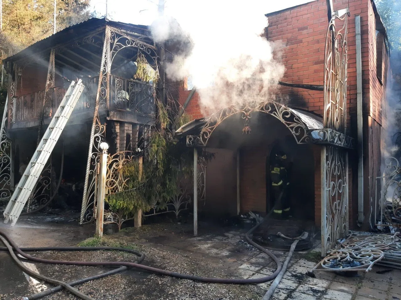 Шесть постояльцев хостела в Подмосковье заживо сгорели во сне во время жуткого пожара