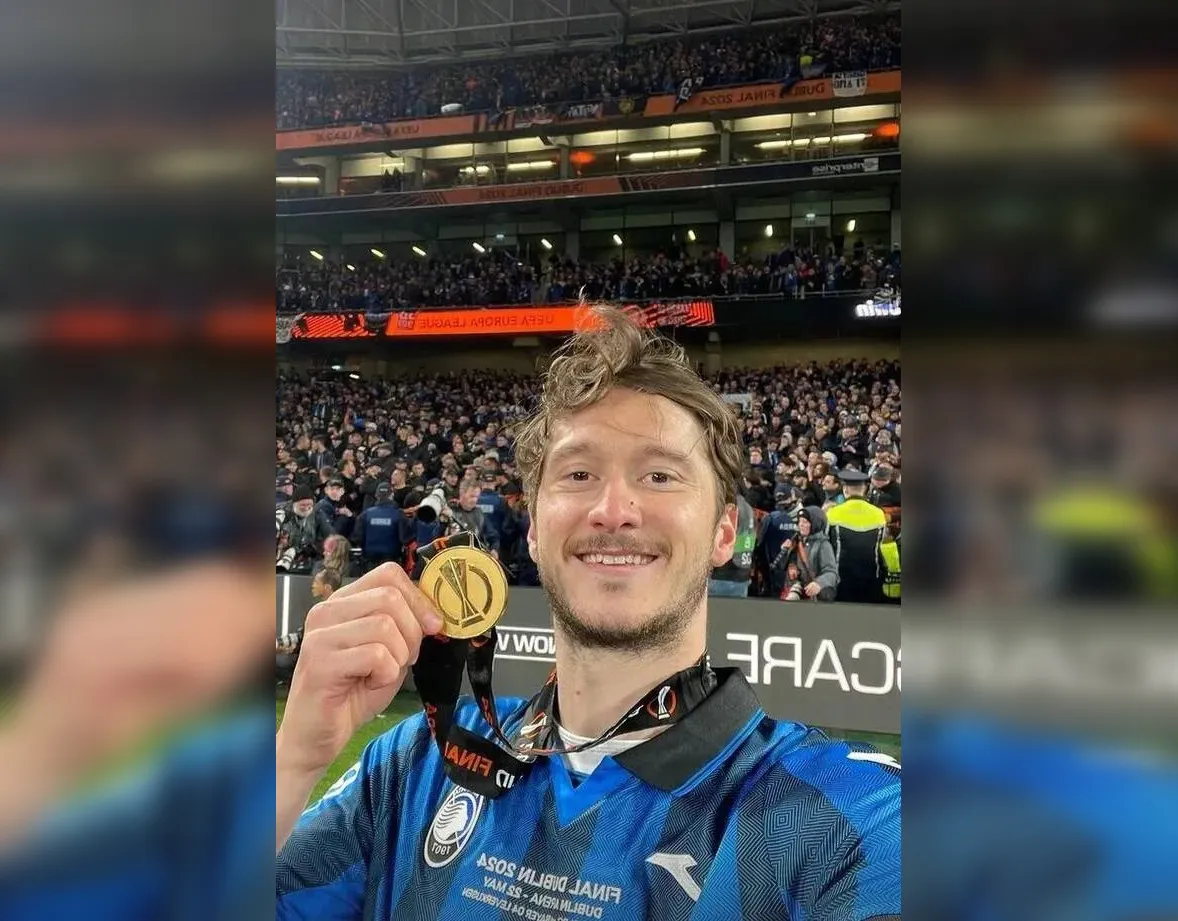 Миранчук опубликовал фото с медалью победителя Лиги Европы