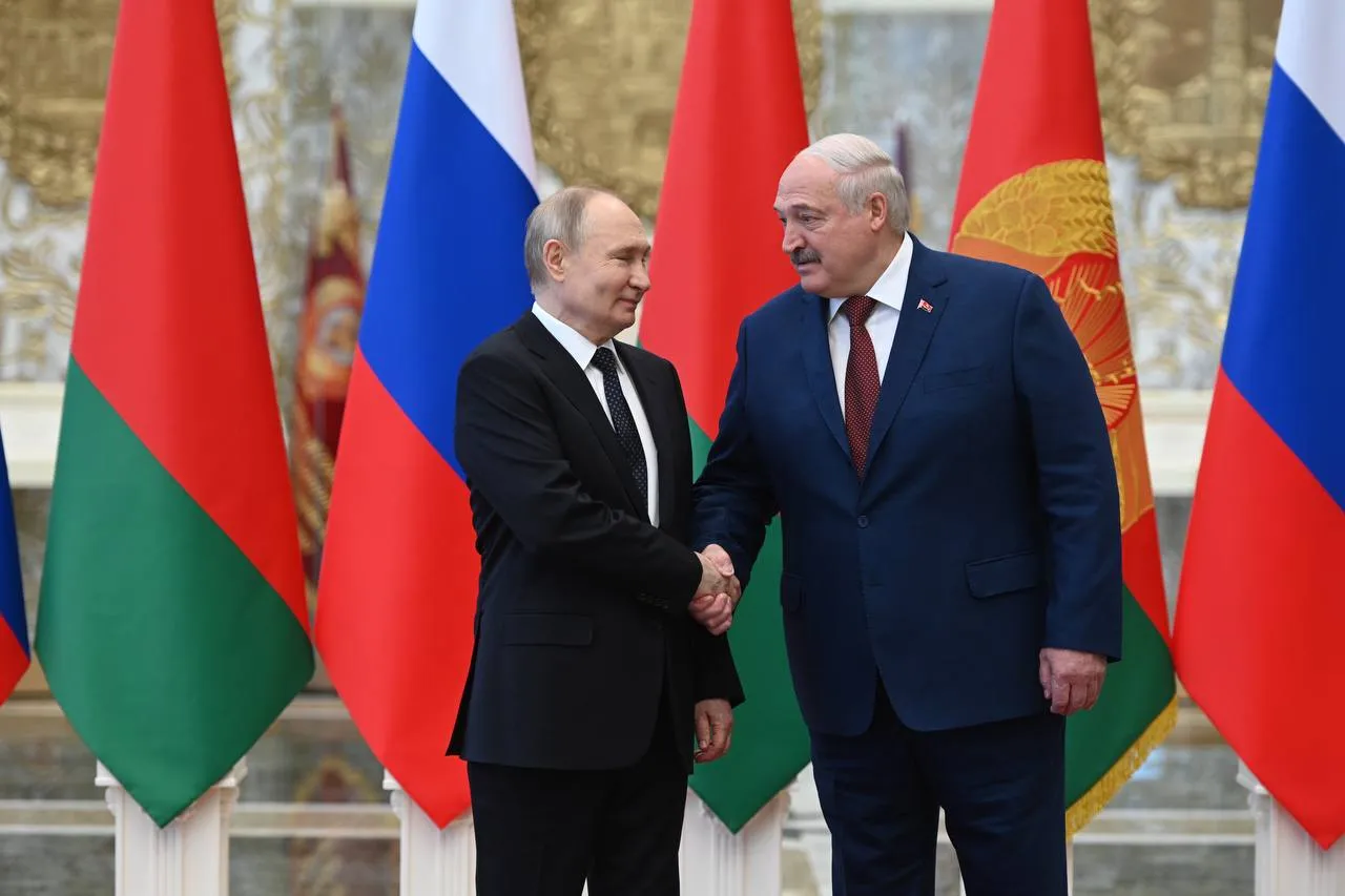 Лукашенко угостил Путина в деревне под Минском драниками и фирменным салатом