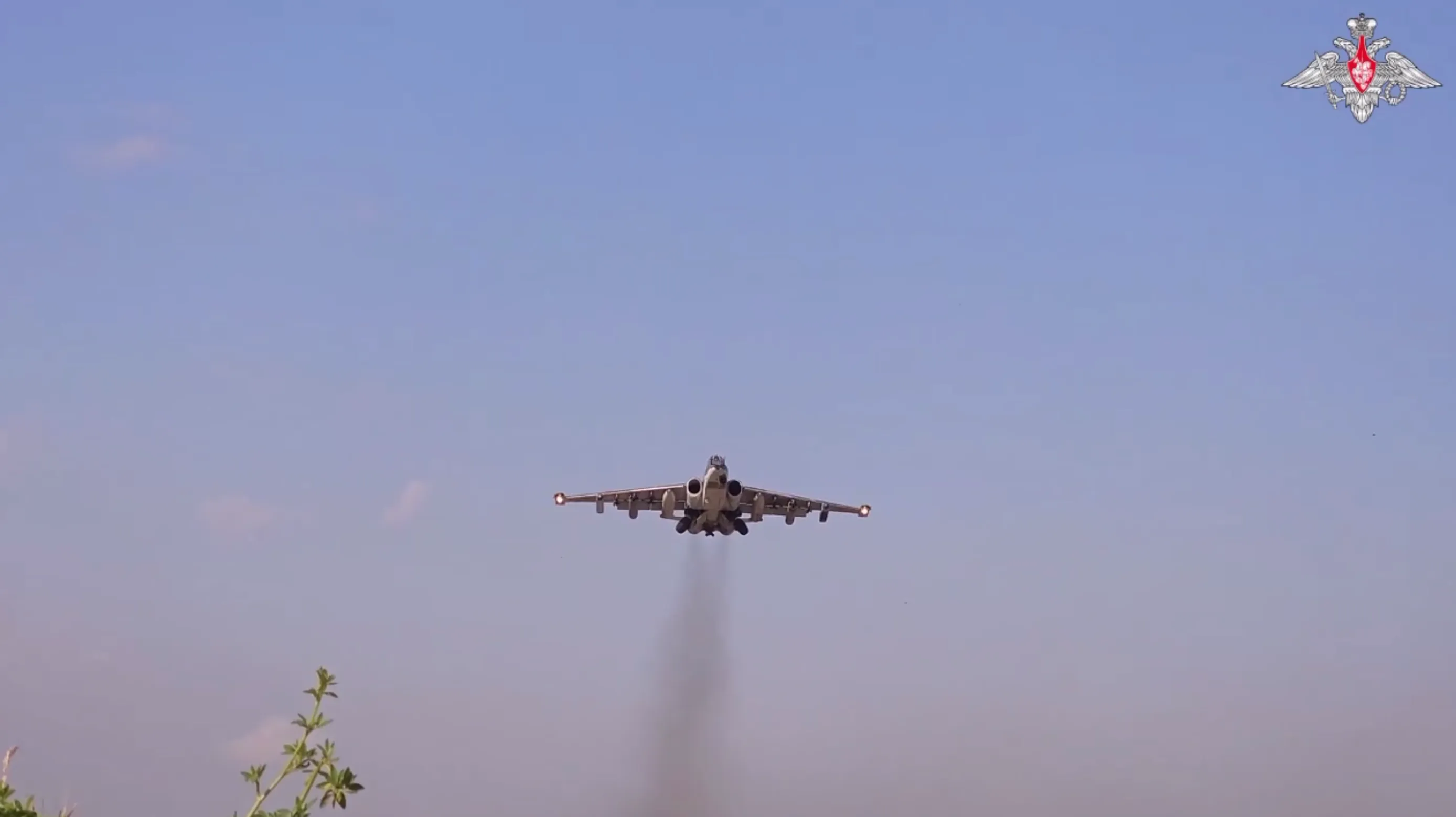 Минобороны показало, как Су-25 ударили неуправляемыми авиационными ракетами по ВСУ