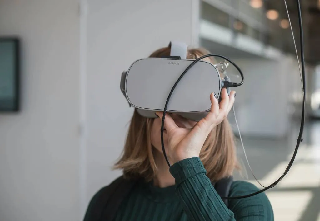 Снижение остроты зрения и тошнота: Перечислены опасности от использования VR-очков