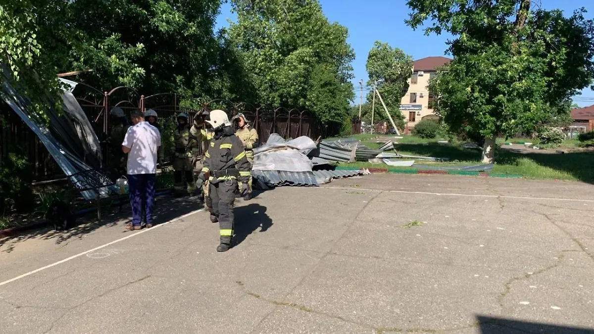 Крышу школы в Краснодаре сорвало за 10 минут до линейки в честь последнего звонка