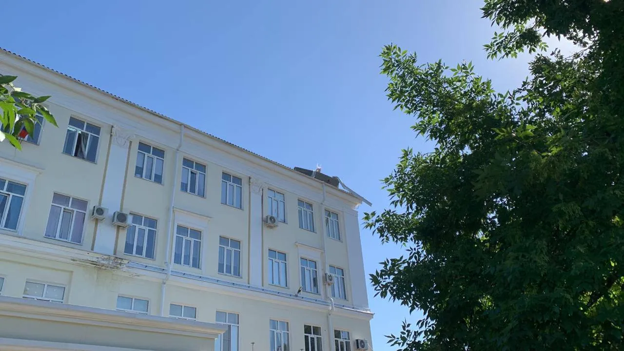 Сорванная крыша школы испортила последний звонок детям в Краснодаре, есть пострадавшие