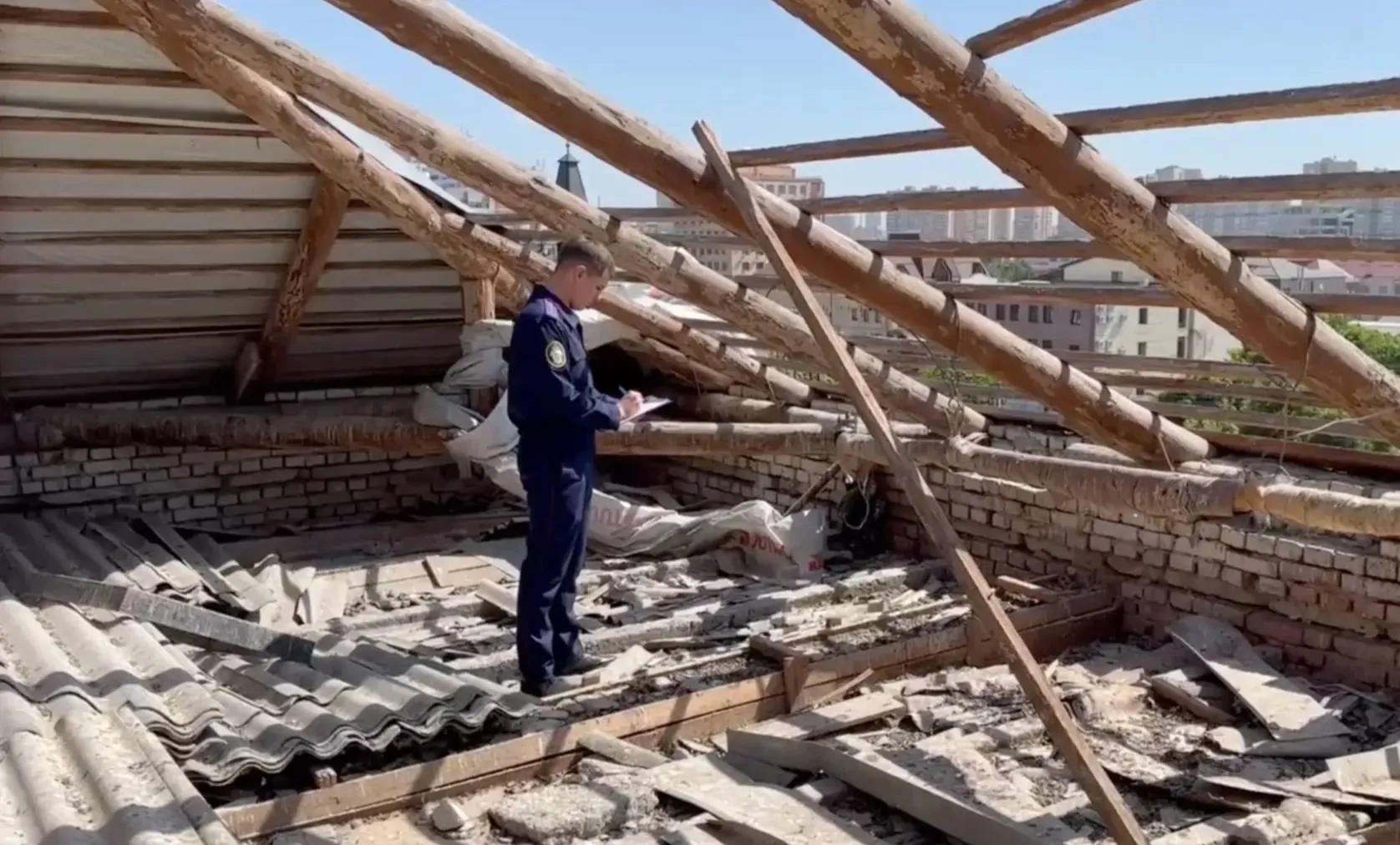 СК показал видео с места срыва крыши школы в Краснодаре, где пострадали дети