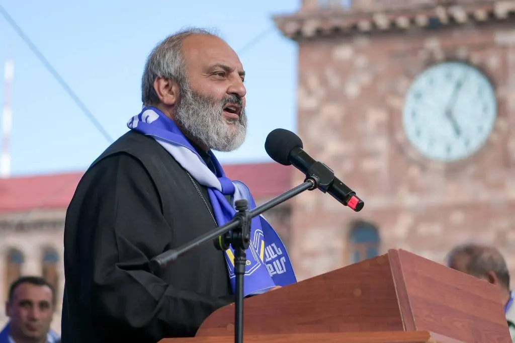 Оппозиция выдвинула архиепископа Галстаняна на пост премьер-министра Армении