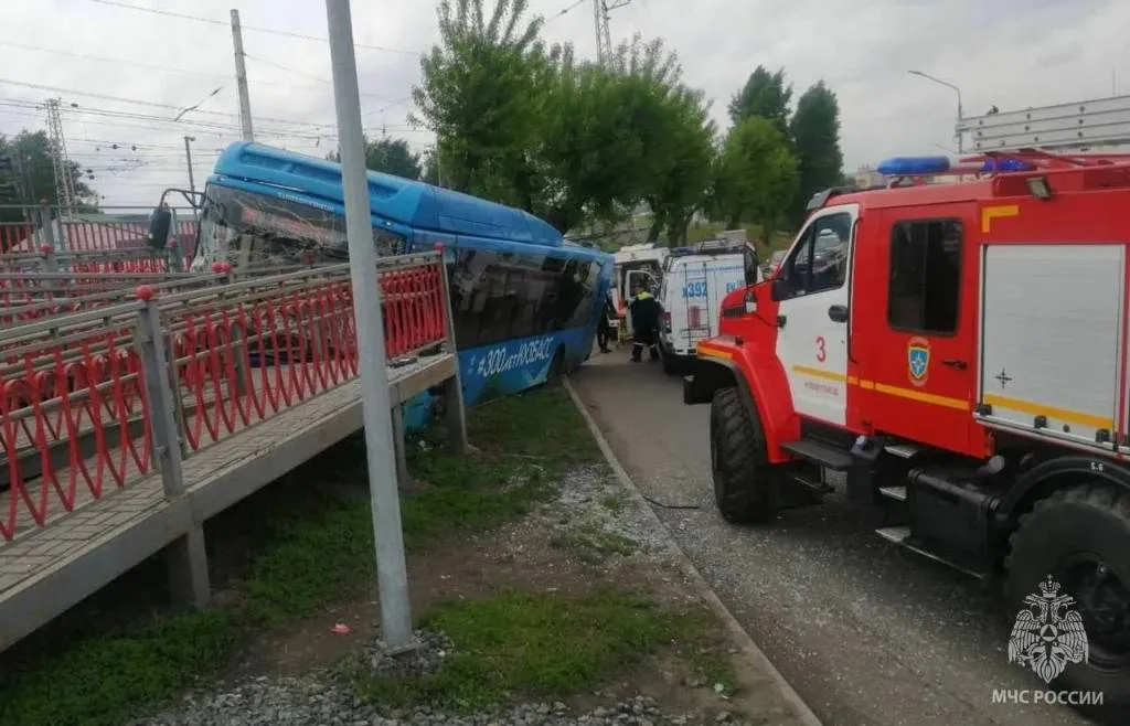 В Новокузнецке автобус въехал в ограждение, пострадали девять человек