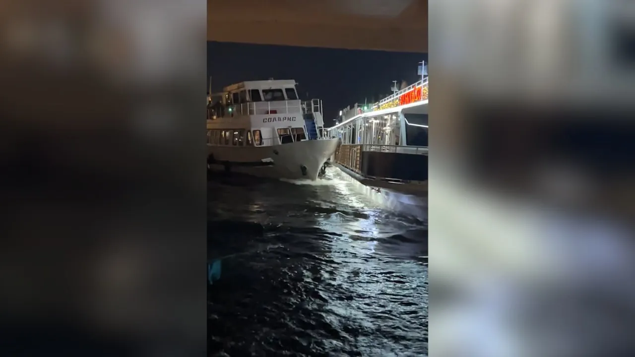 Теплоход столкнулся с прогулочным судном в Петербурге, момент попал на видео