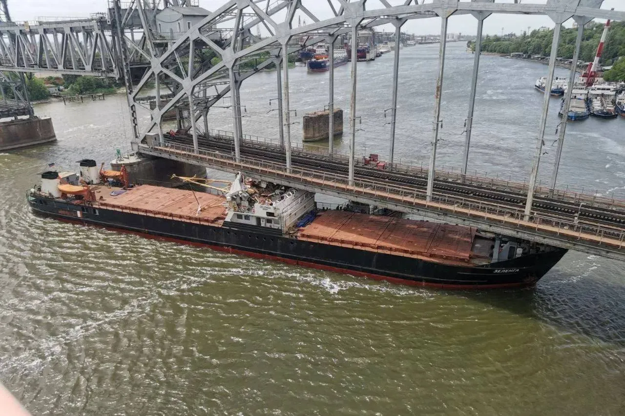 Сухогруз врезался в пролёт железнодорожного моста в Ростове-на-Дону