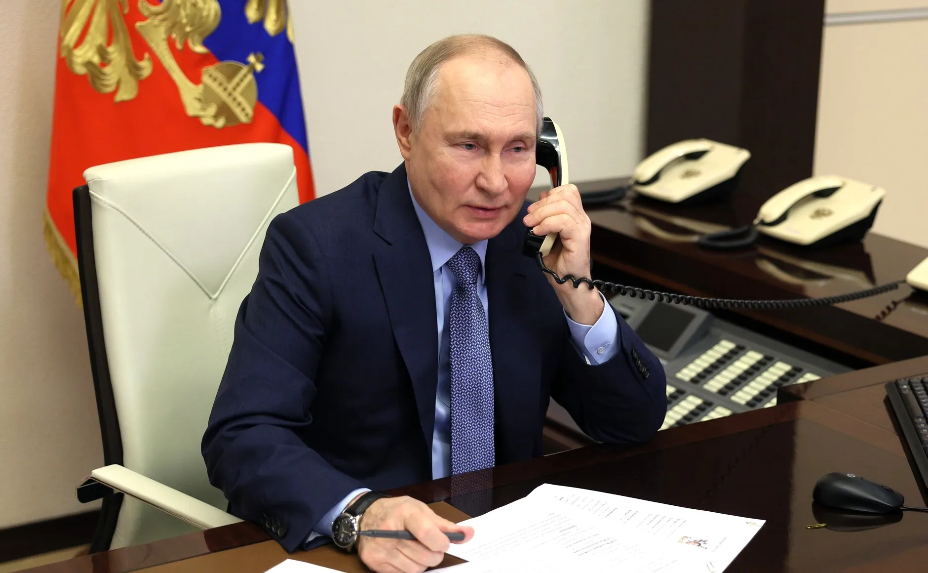 "Абсолютный трудоголик": Путин заканчивает работать глубокой ночью, рассказал Песков