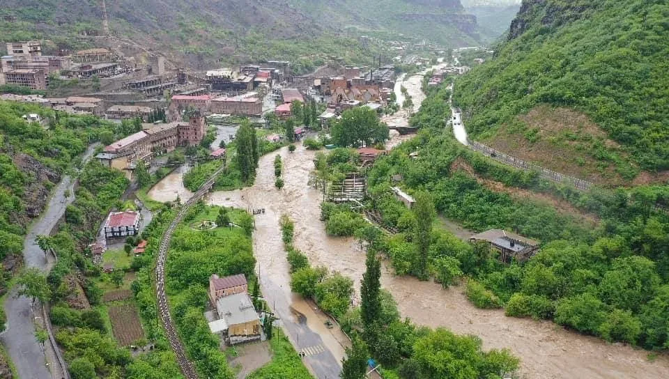 Захарова: РФ контактирует с Арменией по наводнению, бушующему на севере страны