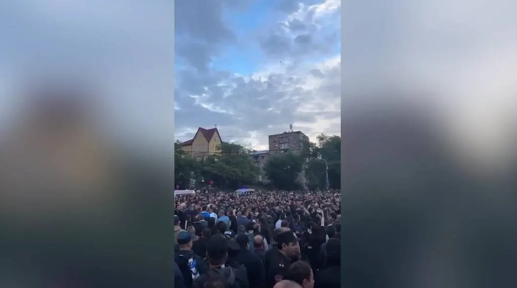 В Ереване тысячи протестующих требуют отставки Пашиняна у его резиденции