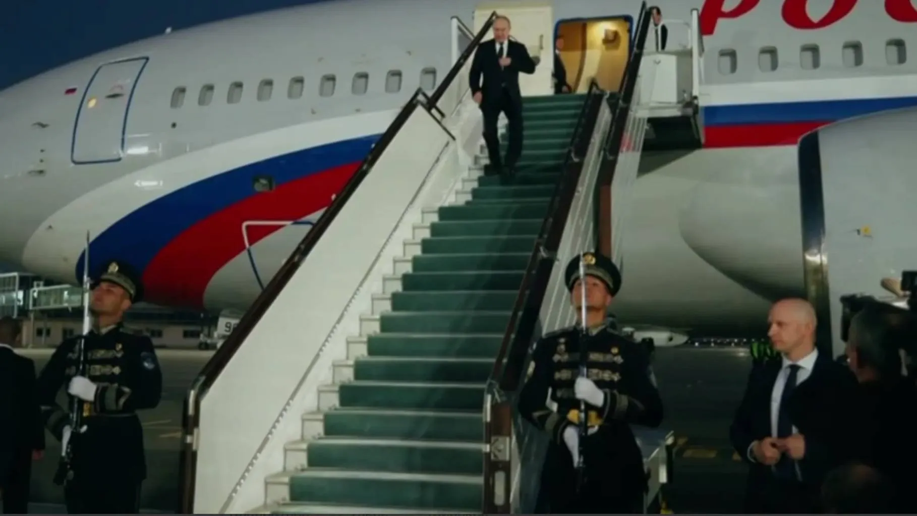 Кремль опубликовал кадры прибытия Путина в Ташкент