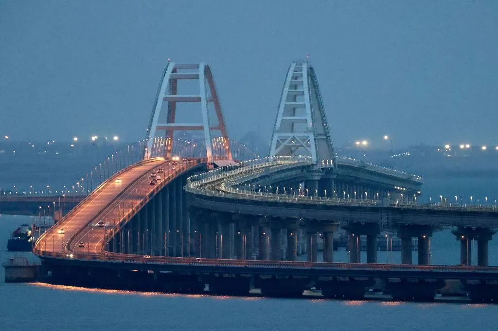 На Крымском мосту останавливали движение автомобилей