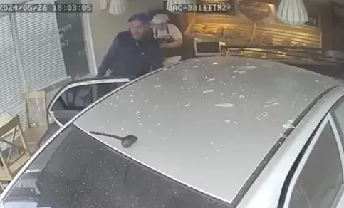 "Сходил за хлебушком!": В Перми водитель снёс стеклянные двери и заехал прямо в павильон пекарни