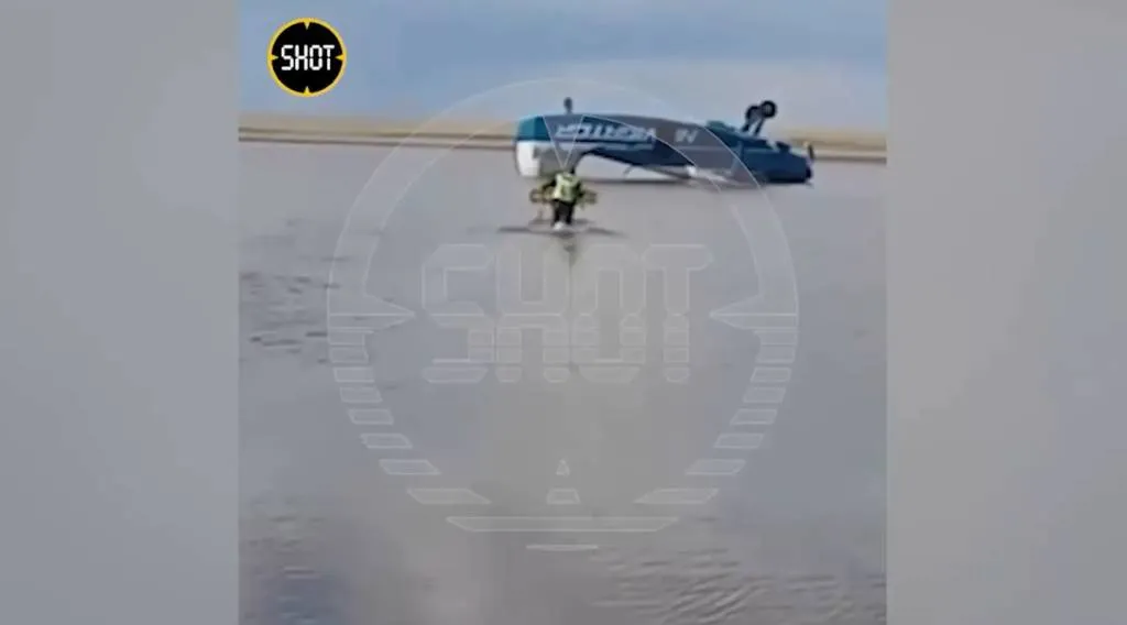 В Казахстане самолёт Ан-2 рухнул в воду и перевернулся, момент попал на видео