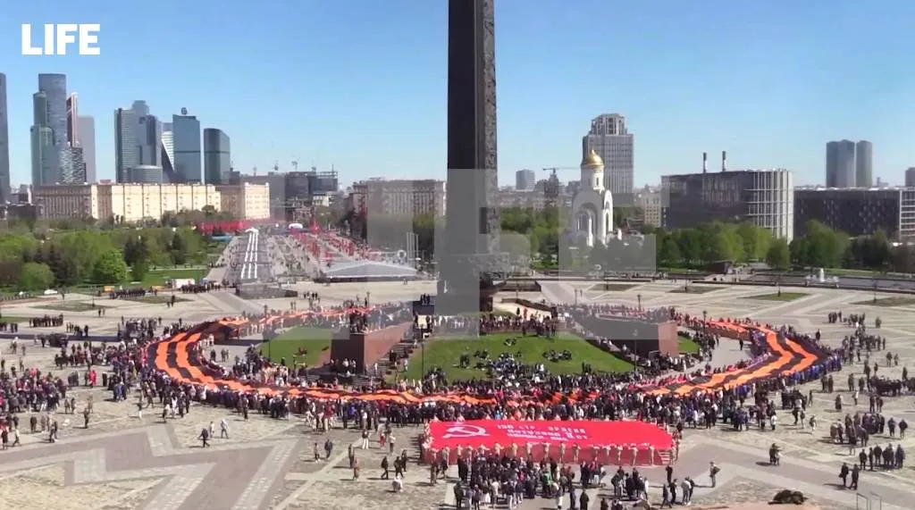 В Москве развернули огромную Георгиевскую ленту длиной 300 метров