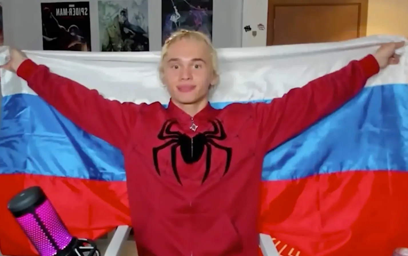 Даня Милохин решил вернуться в Москву летом и заворачивается в флаг РФ, чтобы задобрить россиян