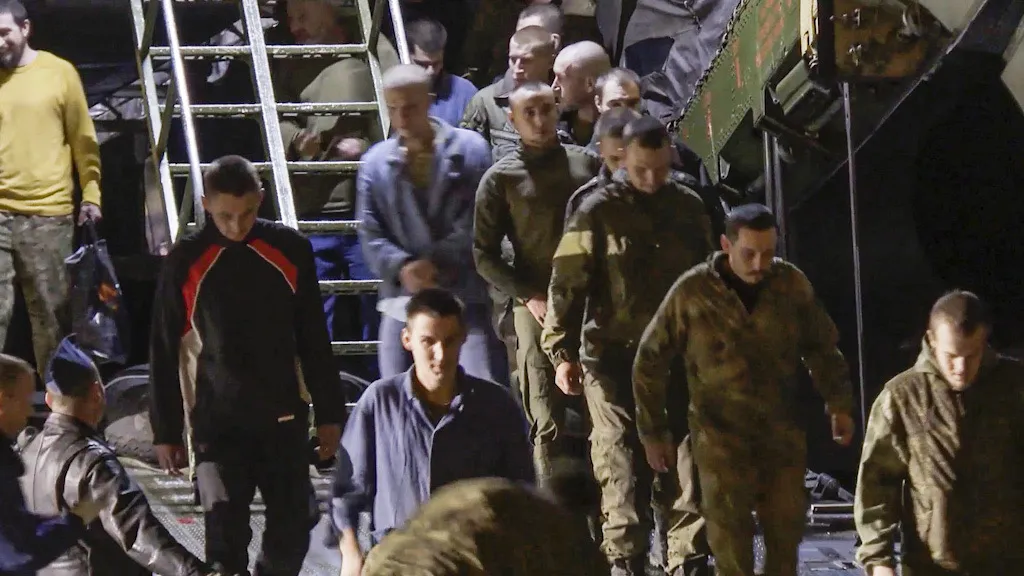 Россия и Украина провели первый с января обмен пленными: домой вернулись 75 наших парней