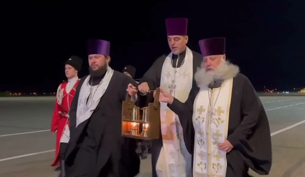 Частицу Благодатного огня из Иерусалима доставили в Россию
