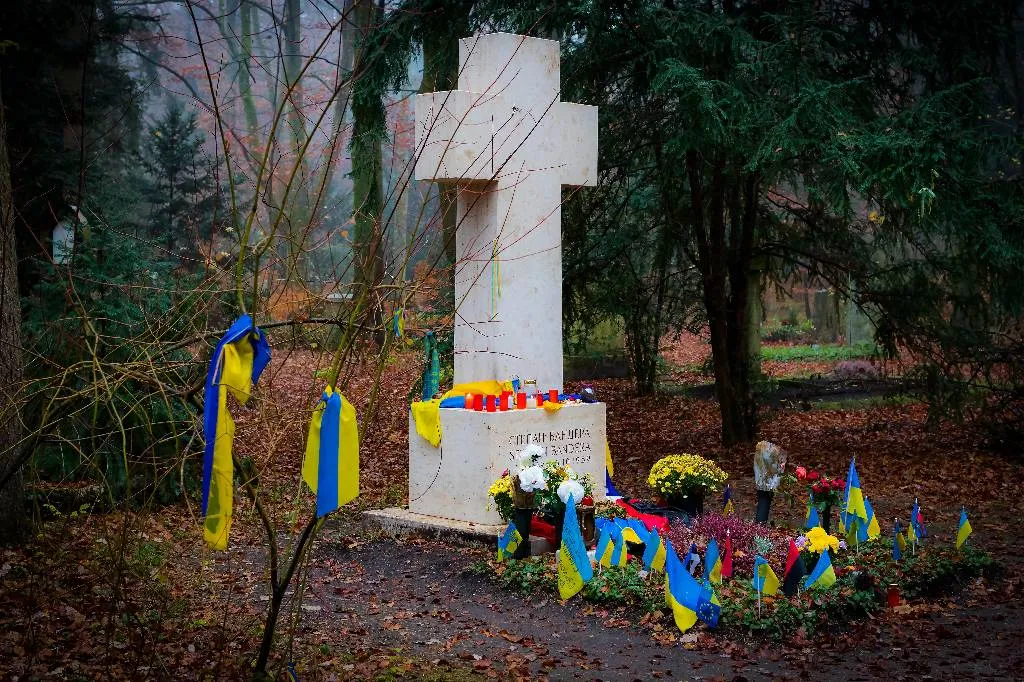 Два украинца облили краской памятный крест Бандере в Киеве