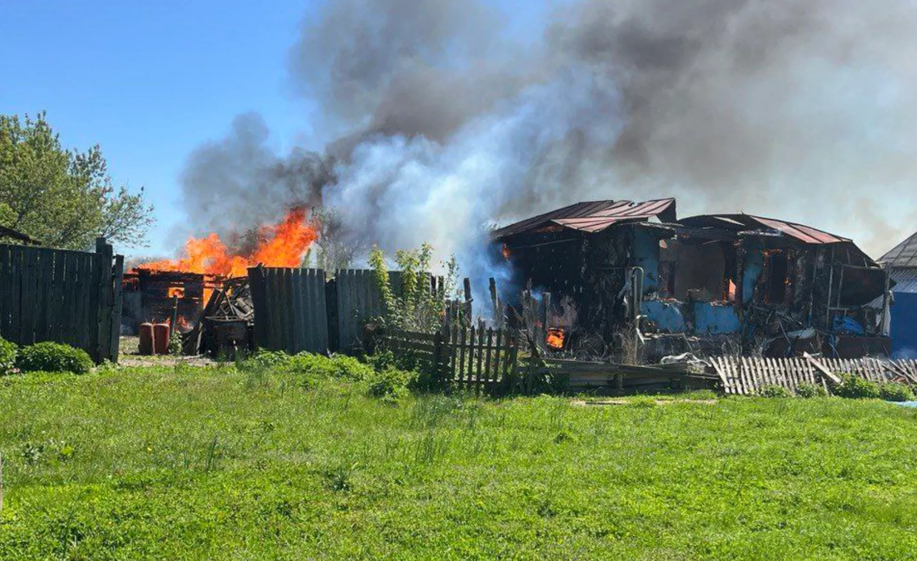 Два частных дома загорелись в курской деревне Успеновка из-за обстрела ВСУ