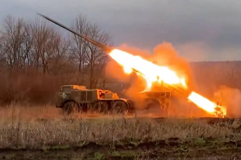 Войска России нанесли 25 групповых ударов по объектам энергетики и ВПК Украины