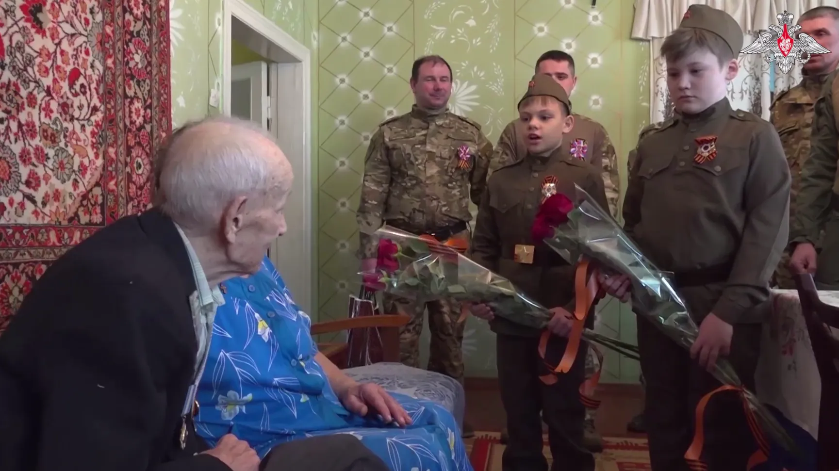 ВС России поздравили с наступающим Днём Победы фронтовика из Горловки 