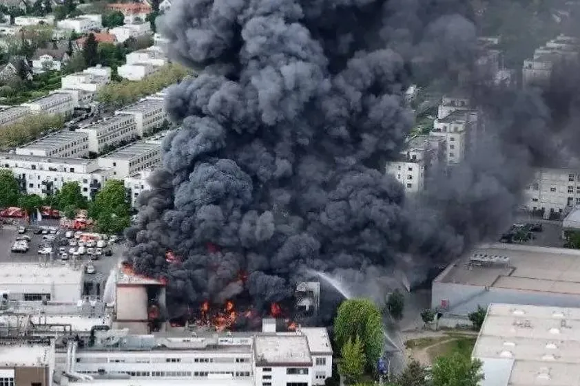 Между пожаром на заводе в Берлине и поджогом дома главы Rheinmetall увидели связь