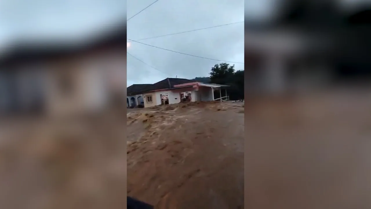 Число жертв наводнений в Бразилии возросло до 39, без вести пропали 68 человек