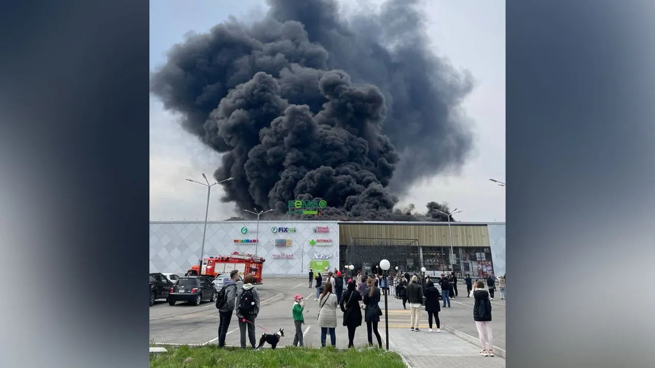 Мощнейшее пламя охватило торговый центр в Хабаровске