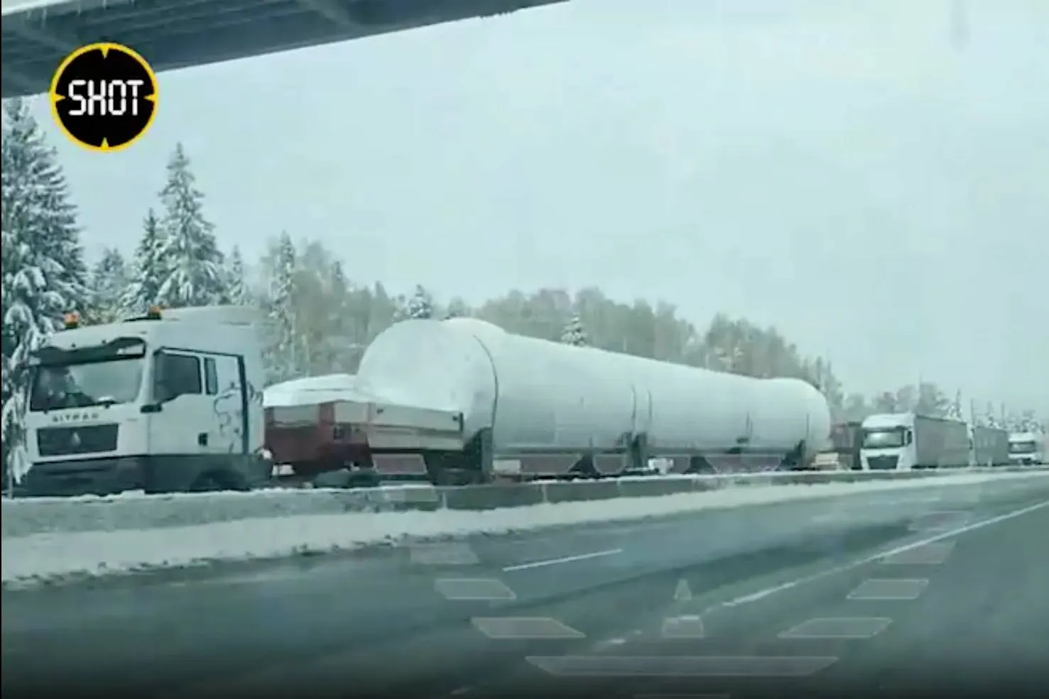Водители вторые сутки стоят в 30-километровой пробке под Екатеринбургом из-за снегопада
