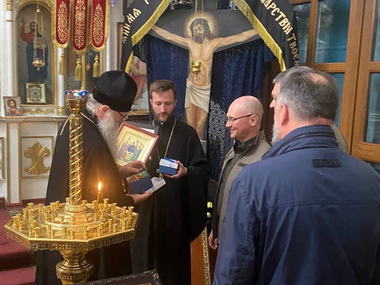 Кириенко передал икону Святой Троицы собору Александровска в ЛНР