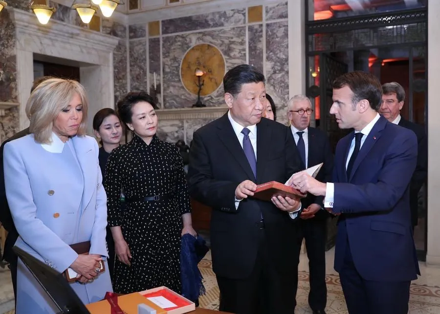Си Цзиньпин прилетел с женой в Париж в рамках европейского турне