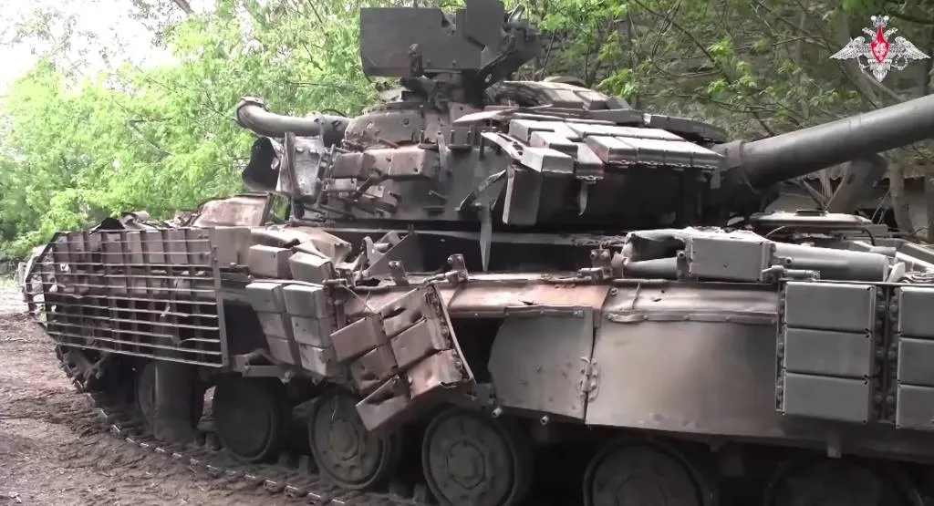 Ремонтники "Востока" пополнили парк трофейной техники украинским танком Т-64