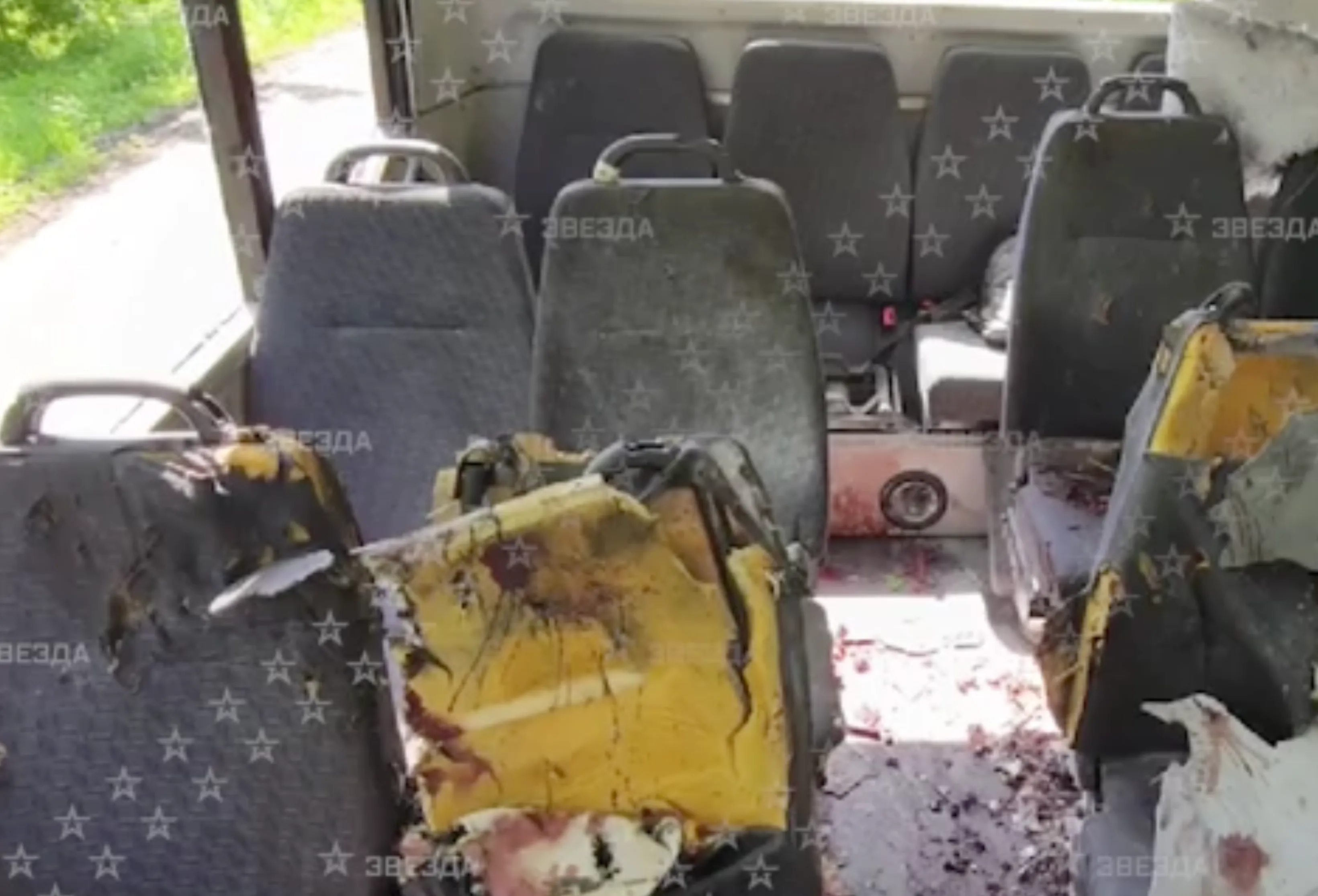 Кровь и вспоротые сиденья: Служебный автобус под Белгородом сняли изнутри после смертельной атаки дронов