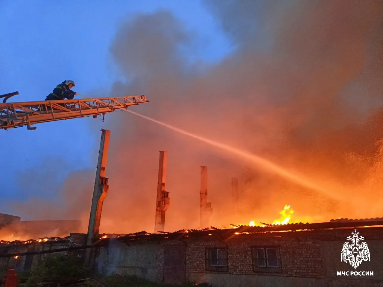 В Смоленске горит кирпичный завод на площади 1,5 тысячи квадратов