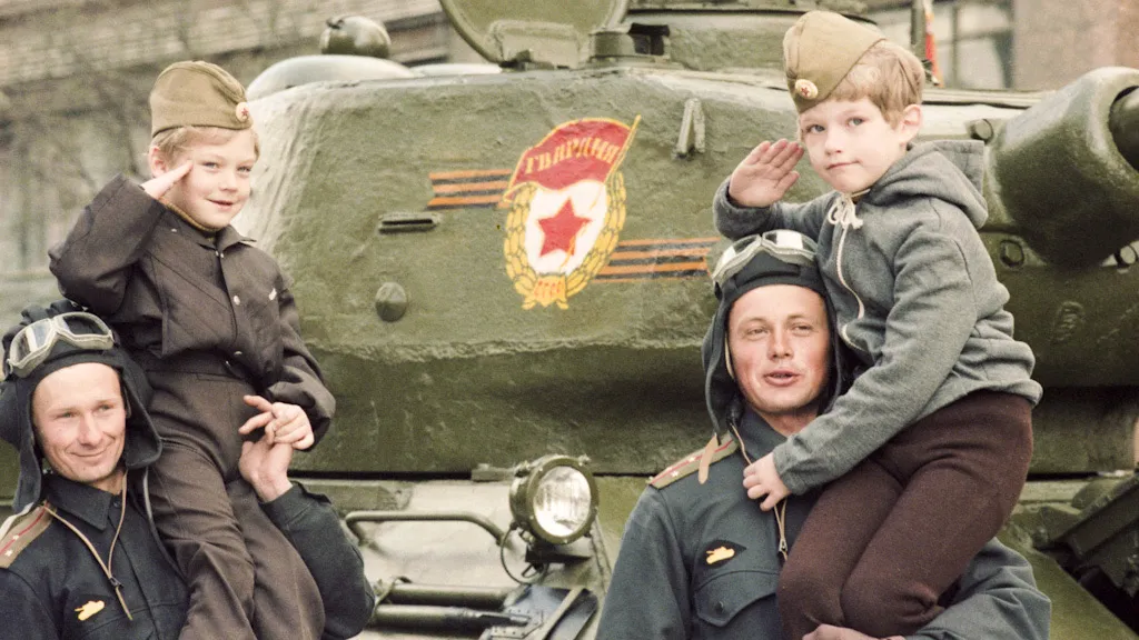 Сквозь эпоху и время: 15 архивных фото парадов Победы на Красной площади за всё время — с 1945-го по 2024 год