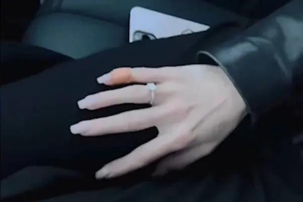 "Тили-тили-тесто": Харламов засветил кольцо с гигантским бриллиантом на пальце невесты