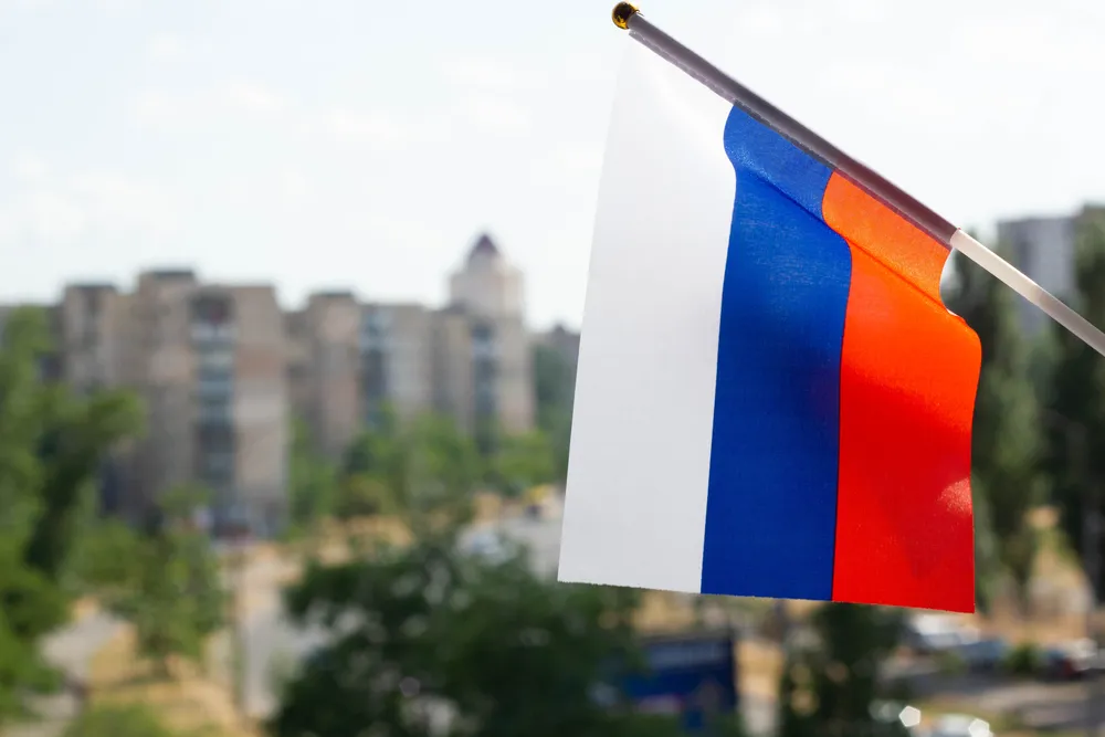 Вандал облил краской три флага России и два Знамени Победы в Петербурге