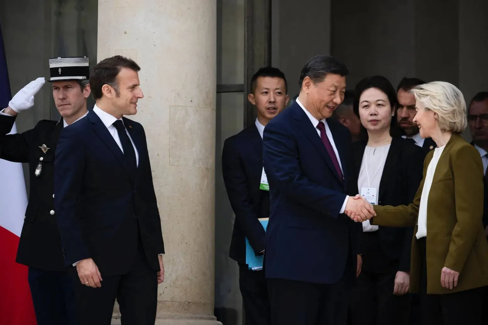 Во Франции раскрыли, как Си Цзиньпин унизил Макрона на публике