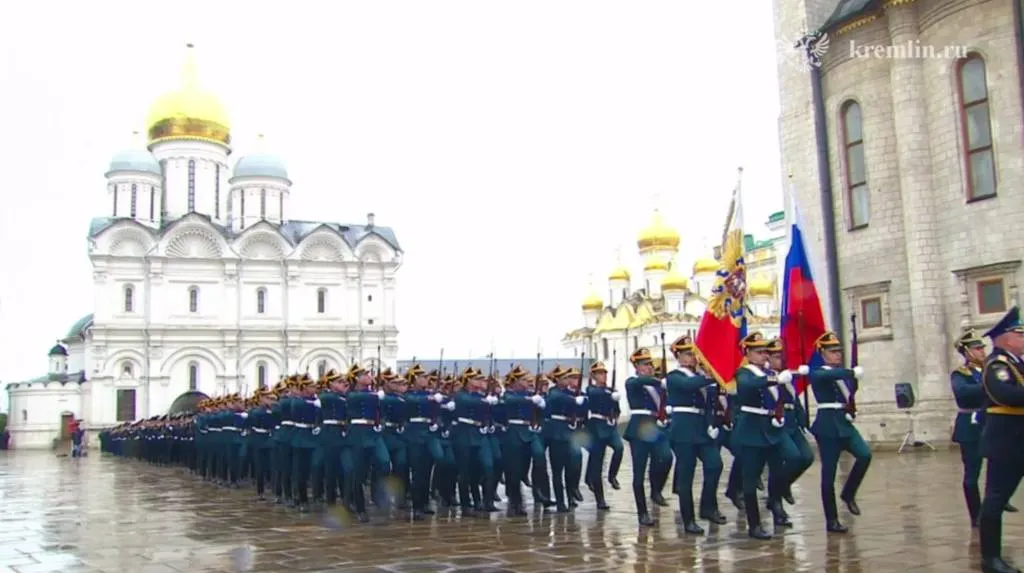 Путин принял участие в церемонии представления Президентского полка