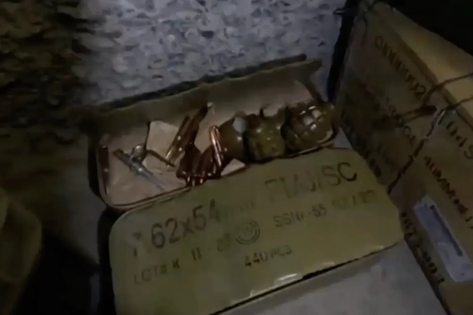 ФСБ и военные контрразведчики обнаружили схрон с боеприпасами под Авдеевкой
