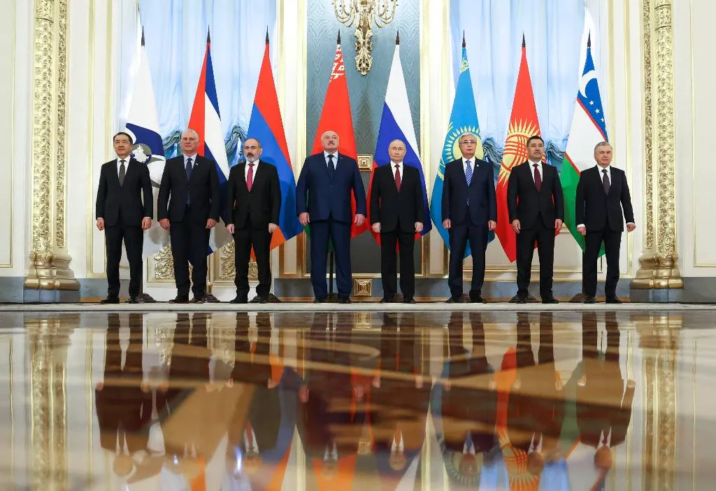 Лидеры стран ЕАЭС сделали совместное фото перед расширенным заседанием