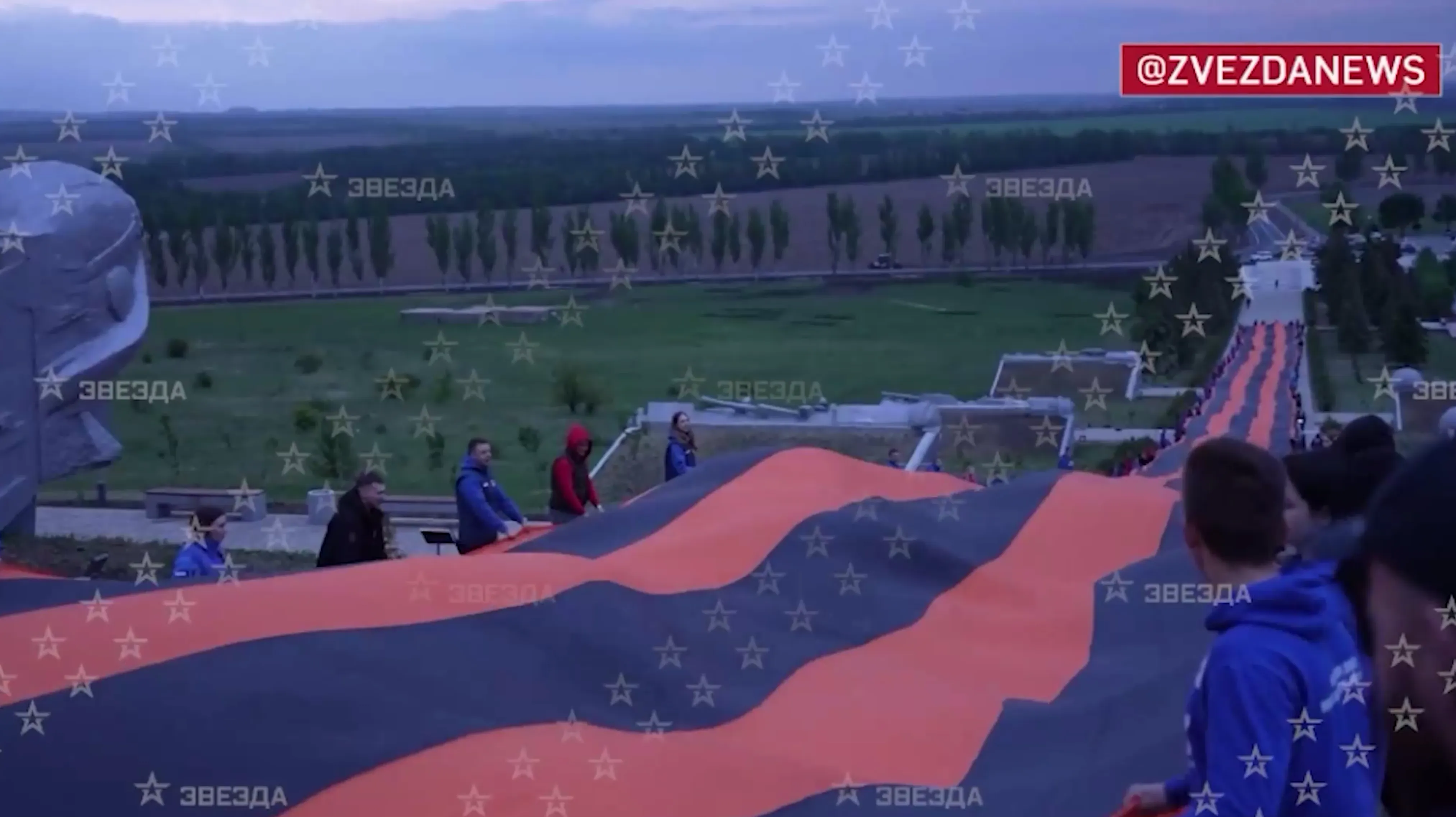 На Саур-Могиле в ДНР развернули 300-метровую георгиевскую ленту