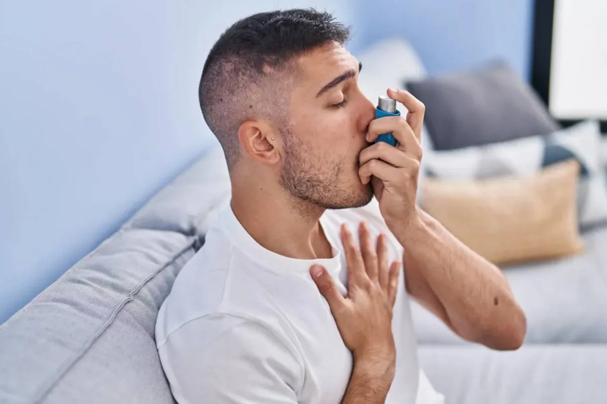 Проявляется не сразу: Врач назвал сильный приступ удушья основным симптомом астмы