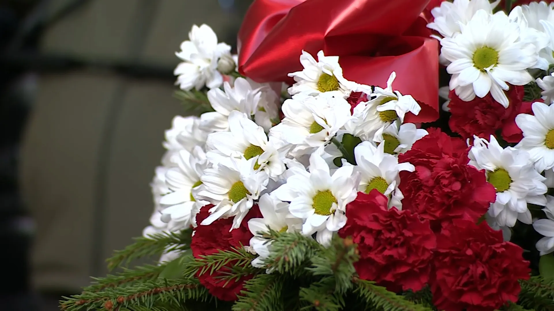 Петербуржцы возложили цветы к памятной доске 