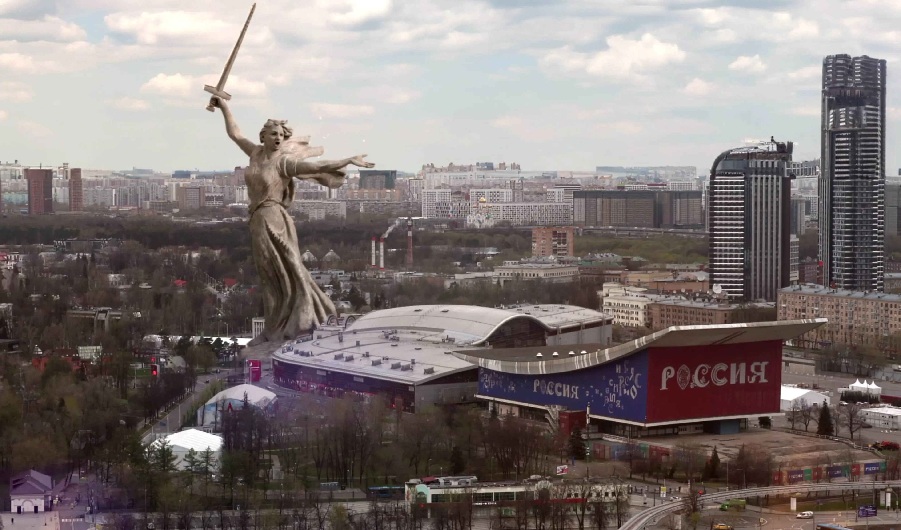 Концерт, линейка и флешмобы: Гостей выставки "Россия" в День Победы ожидает праздничная программа
