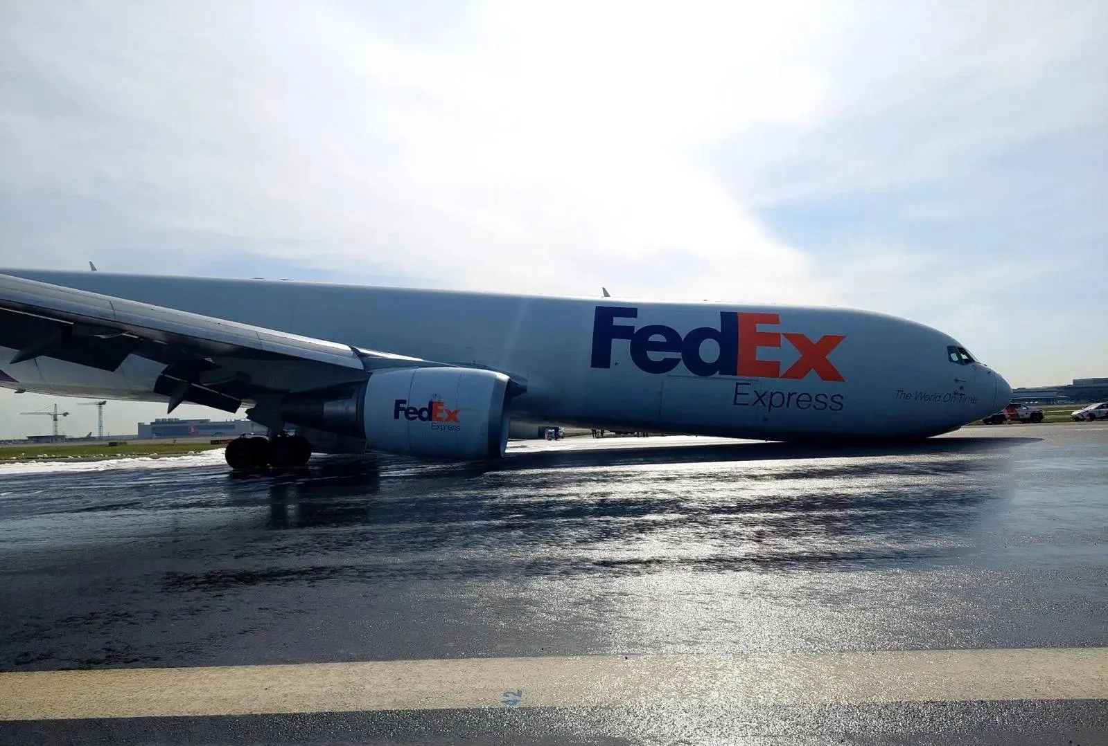Грузовой Boeing 767 совершил аварийную посадку в аэропорту Стамбула