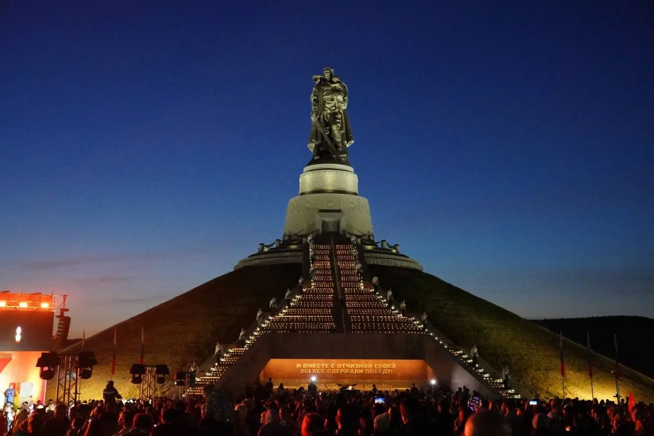Жители Сибири зажгли тысячи свечей памяти в честь павших героев ВОВ